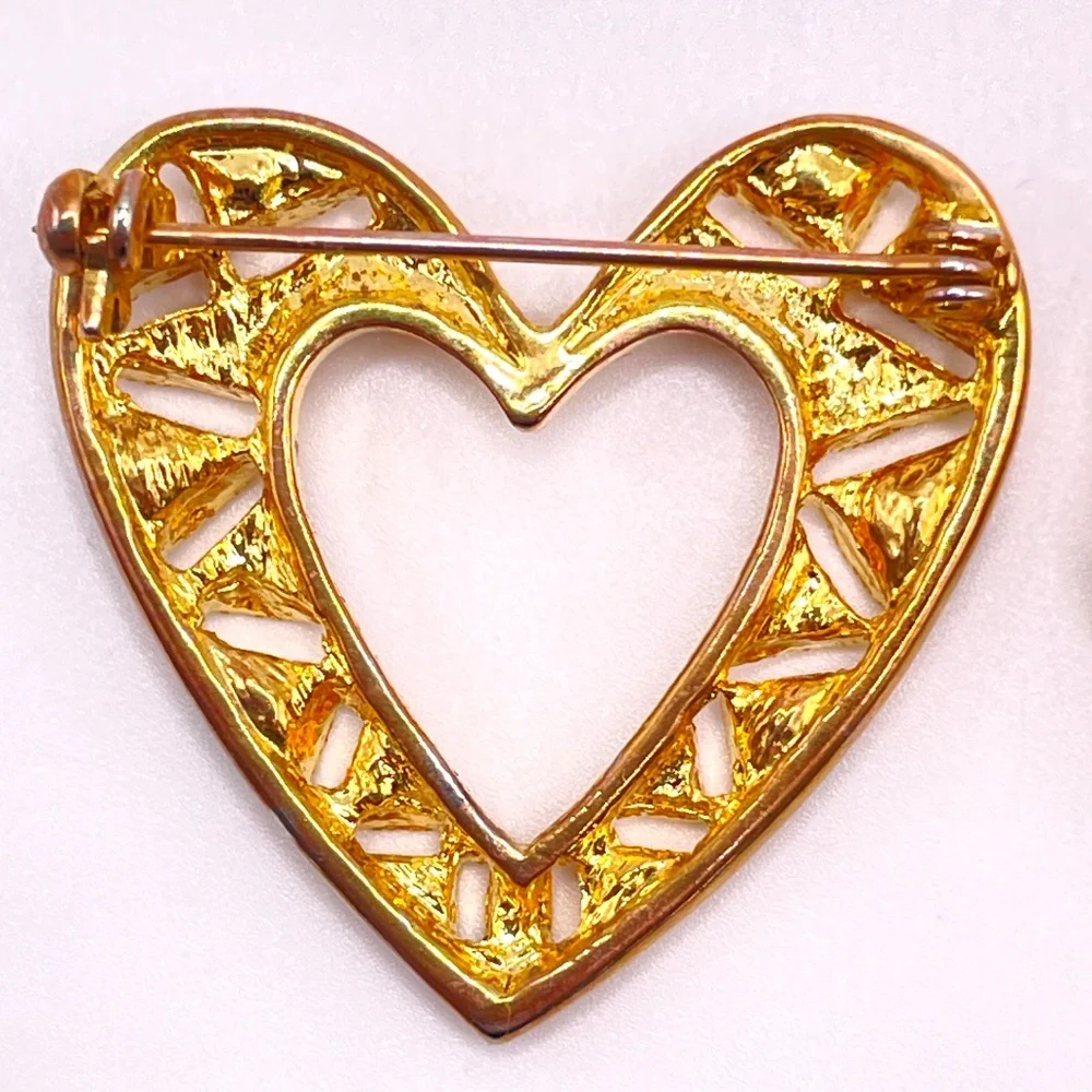 Vintage 1928 Brand & Unsigned Gold Tone Heart Pins Brooches - 2